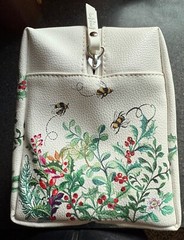 Heathcote & Ivory BUSY BEES Body Wash & Cream Lg Wash Bag White w/Bees & Holly