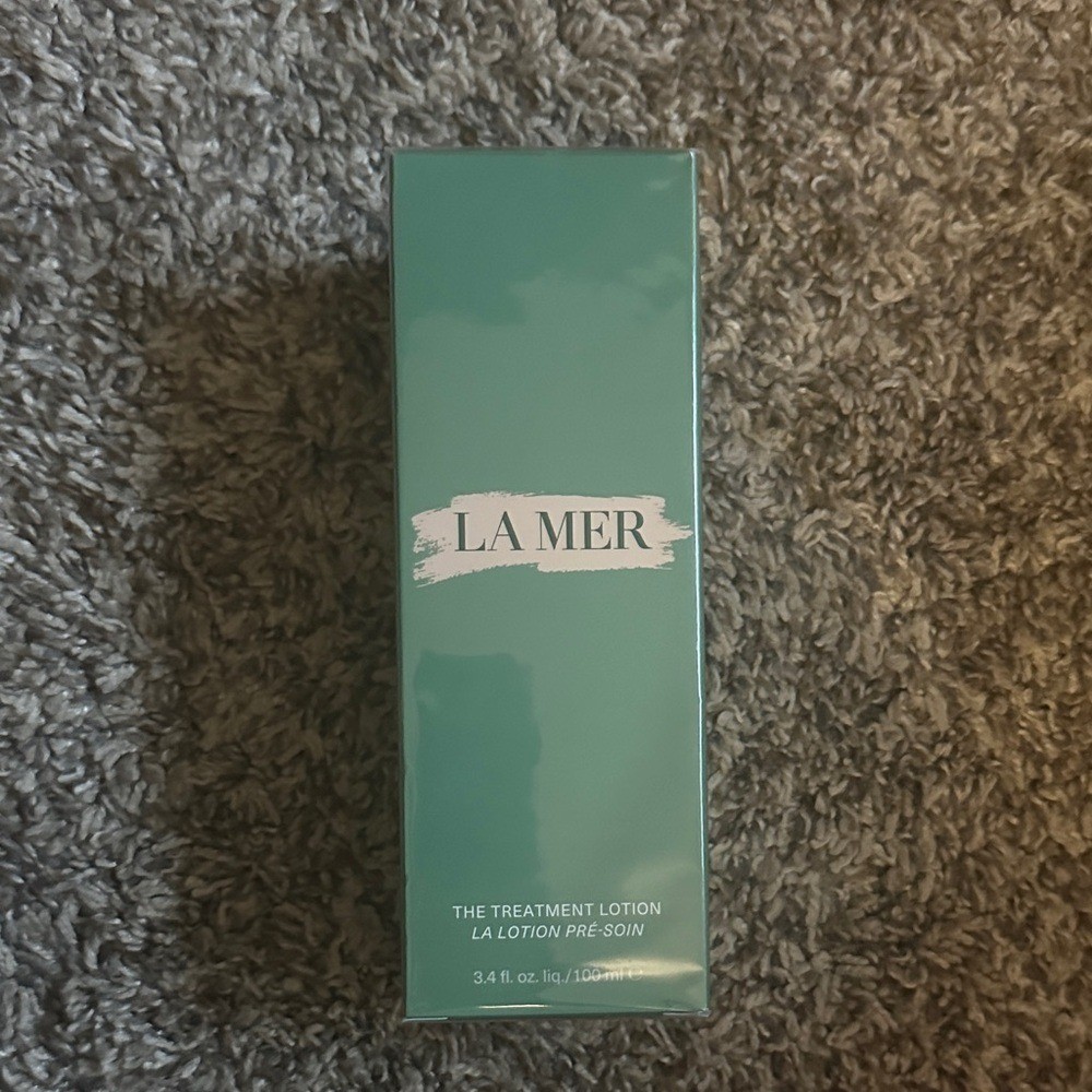 La Mer Treatment Lotion in Teal and White