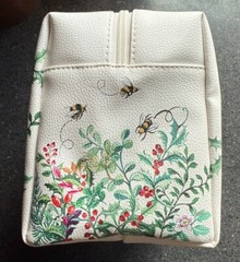 Heathcote & Ivory BUSY BEES Body Wash & Cream Lg Wash Bag White w/Bees & Holly