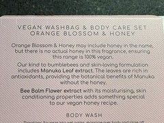 Heathcote & Ivory BUSY BEES Body Wash & Cream Lg Wash Bag White w/Bees & Holly