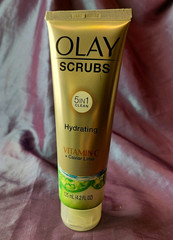 Olay Scrubs Hydrating Vitamin C Brightening Exfoliating Caviar Lime 4.2 fl oz