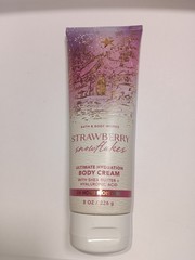 Bath and Body Works/Strawberry Snowflakes/Ultimate Hydration Body Cream