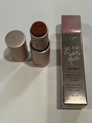 It Cosmetics Je Ne Sais Quoi Hydrating Color Awakening Lip Treatment – Honey