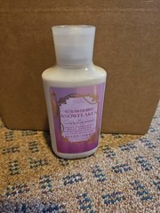 BATH & BODY WORKS Body Lotion 8oz Strawberry Snowflakes 358