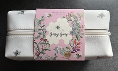 Heathcote & Ivory BUSY BEES Body Wash & Cream Lg Wash Bag White w/Bees & Holly