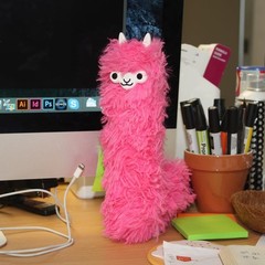 Desktop Cleaning Polyester Fiber Pink Fluffy Llama Duster – Durable & Washable