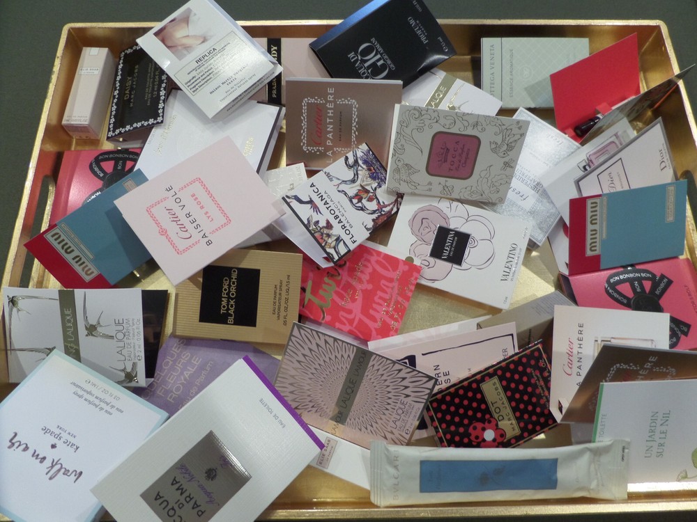 25 x Designer (high end) Perfume, Cosmetic Makeup & Hair-Skincare Luxury SAMPLES