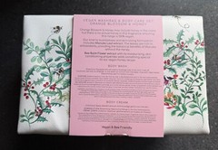 Heathcote & Ivory BUSY BEES Body Wash & Cream Lg Wash Bag White w/Bees & Holly