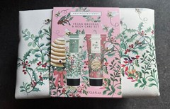 Heathcote & Ivory BUSY BEES Body Wash & Cream Lg Wash Bag White w/Bees & Holly