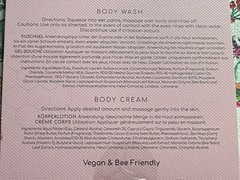 Heathcote & Ivory BUSY BEES Body Wash & Cream Lg Wash Bag White w/Bees & Holly