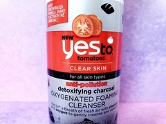 Yes to tomatoes Clear Skin Detoxifying Charcoal Oxygenated Foaming Cleanser